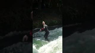 Eisbachwelle Surfen mitten in München Die stehende Welle am Eisbach [upl. by Nylidam]