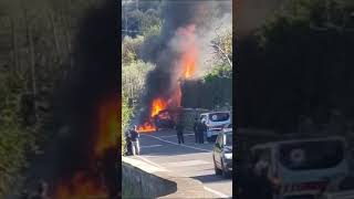 Piano di Sorrento macchina in fiamme ai Colli di San Pietro traffico bloccato [upl. by Holms]