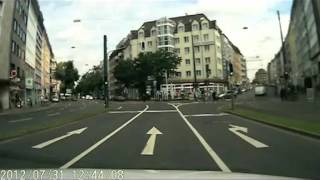 Fußgänger geht über rote Ampel GEFÄHRLICH [upl. by Aiasi507]