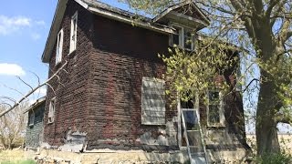 Urbex Hopelessly SHABBY ABANDONED House [upl. by Arimay]