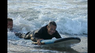 Surf Santé Service  patients et soignants se jettent à leau [upl. by Kcirdaed225]