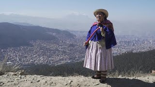 La pollera símbolo feminista indígena y discriminatorio en Bolivia  AFP [upl. by Eirual302]