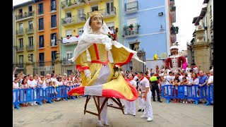 Gigantes de Pamplona Iruñeko Erraldoiak En la procesión de San Fermín 7 de julio 2017 [upl. by Yrrej852]