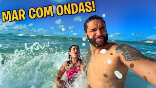 FIZ A BRUNA ENTRAR NESSE MAR CHEIO DE ONDAS COMIGO 😂 FOI SÓ LAPADA [upl. by Lirbij]