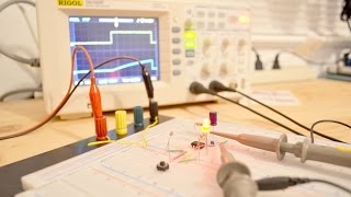 Monostable circuit using 555 ic  555 Timer Ic Project  Tinkercad [upl. by Nealon]