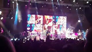 Tom Jones quotKissquot en vivo en Barcelona 🎸🎸🎷🎷🎶🎶🎵🎵 [upl. by Timus]