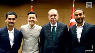 Kurz vor der WM Özil und Gündogan ernten Kritik [upl. by Hamas]