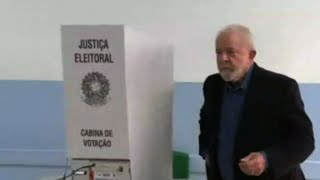 Elezioni in Brasile Lula e Bolsonaro votano [upl. by Rialcnis]