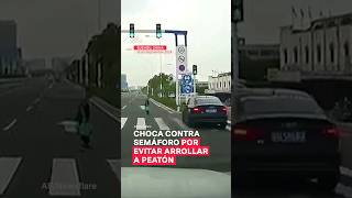 Choca contra semáforo por evitar arrollar a peatón  N Shorts [upl. by Kimmi163]