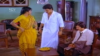 ಏನೆ ನಿಂತು ಬಿಟ್ಟೆ… ಸೀರೆ ಎತ್ತಿಕೊಂಡು ತೋರಿಸೆ  Comedy Scene  Maneli Ili Beedeeli Huli Kannada Movie [upl. by Harwell]