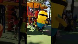 Disfraz de Minion botarga inflable [upl. by Ahsinar]