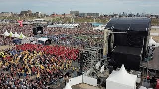 2000 DRUMMERS ON THE BEACH  FOUR HORIZONS CONCERT VIDEO [upl. by Lednam]