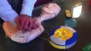 Come utilizzare un defibrillatore lo spiega il Dott Cecchini 1 [upl. by Yadahs]