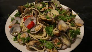 Spaghetti alle Vongole a Classic Italian Seafood Dish  Jans Kitchen  Jan Tom Yam [upl. by Artus52]