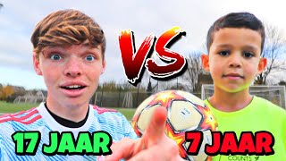 7 JARIGE VS 17 JARIGE VOETBAL BATTLE [upl. by Eamaj]