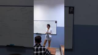 alumnos graban a su maestra mientras da clases y se vuelve viral 2023 video original [upl. by Ammann795]