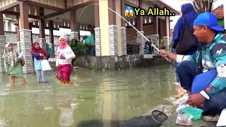 Mancing di jalan banjir Strike depan kaki buat ibu² ini kaget dapat sebanyak ini [upl. by Eceryt431]