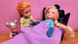 Little Elsa is sick  Elsa amp Anna toddlers  bedtime stories  cough  sore throat [upl. by Natalee]