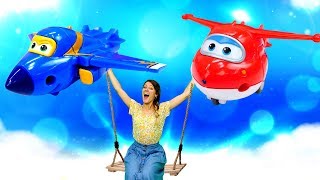 Los aviones Super Wings en el aeropuerto de juguete Guardería Infantil el Segundo Turno [upl. by Ardnahcal591]