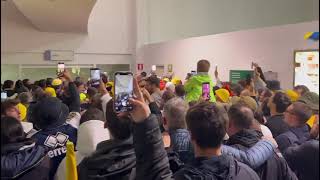 Parma promosso in Serie A  Tifosi festanti in aeroporto in attesa della squadra [upl. by Leinoto250]