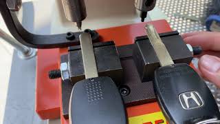 How to use DEFU 368A manual cutting machine Laser cut key HON66 Honda Civic [upl. by Mountford]