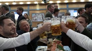 Nach zwei CoronaAbsagen Rückkehr von Münchner Oktoberfest  AFP [upl. by Ailadi]