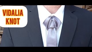 How to tie a tie [upl. by Thirion]