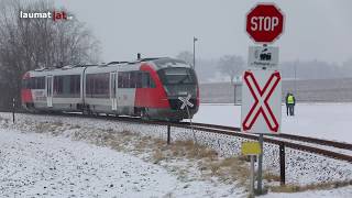 Kollision zwischen Regionalzug und LKW auf Bahnübergang in Sattledt endet glimpflich [upl. by Bolt]