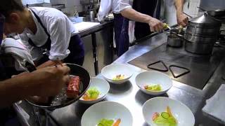 Ambiance de service dans la cuisine de Pascal Barbot lAstrance Paris [upl. by Attennhoj109]