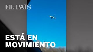 La ilusión óptica que muestra a un avión suspendido en el aire [upl. by Niddala]