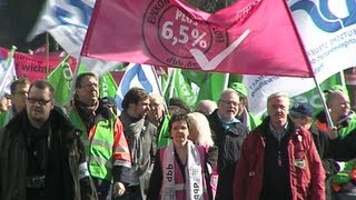 Streik Beschäftigte im öffentlichen Dienst fordern 65  mehr Lohn [upl. by Nnel]