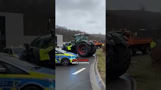 Landwirt verursacht Chaos mit Traktor landwirtschaft demostration traktor [upl. by Synned90]