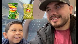 Liam y Toto Viaje por el mundo Amsterdam probando papitas de pepinillos [upl. by Kra]