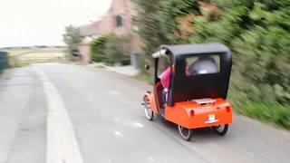 Un couple fonce en Bellier Véloto  A couple speeding in a Veloto microcar [upl. by Ahseret636]