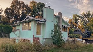 Excavator Quickly Demolishing An Entire House [upl. by Marianna]