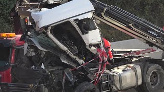 LKW gegen Brücke  Führerhaus völlig zerstört  Fahrer tot auf A46 in Wuppertal am 021122 [upl. by Oag]