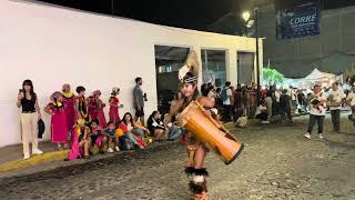 Con danzantes y personas cantando en la peregrinación [upl. by Enegue]