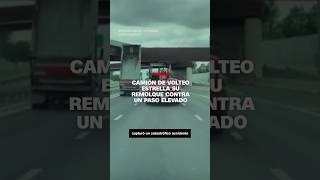 Camión de volteo estrella su remolque contra un paso elevado [upl. by Tildi]