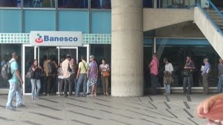 Salida de billetes de 100 bolívares genera largas colas en los bancos venezolanos [upl. by Cotterell]