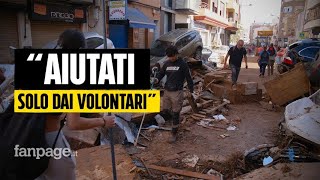 Alluvione a Valencia i volontari riempiono le strade di Sedavì quotNessuno è venuto ad aiutarciquot [upl. by Eanwahs690]