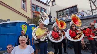 Fanfarenzug Neuhof und De Zwiebels beim Weinfest in Bernkastel  Kues 2023 mit quotSweet Carolinequot 😉 [upl. by Elsworth895]