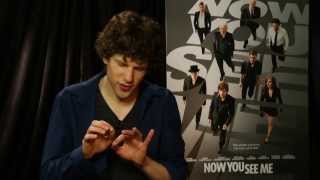 Jesse Eisenberg Does Some Magic From Now You See Me  Univision Noticias [upl. by Jauch]