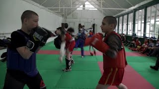 A 14 ans il sentraine pour devenir champion de MMA [upl. by Lodhia407]