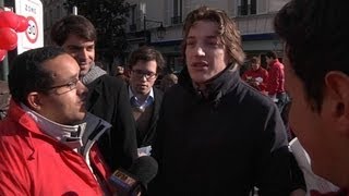 Les militants socialistes tractent à NeuillysurSeine [upl. by Garlen]