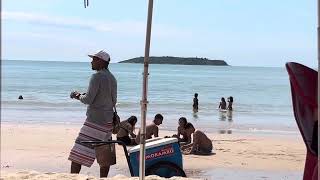 A construção de um grande castelo de areia na praia praias castelodeareia [upl. by Llekram272]