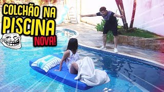 COLOQUEI O COLCHÃO DA MINHA AMIGA NA PISCINA NOVA   TROLLANDO MINHA AMIGA  REZENDE EVIL [upl. by Shane116]