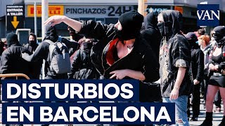 Disturbios entre antifascistas y Mossos por la concentración de Vox en Barcelona [upl. by Alegnave]