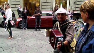 Simpatico musicista di strada a Firenze 29042012 [upl. by Ecirp15]