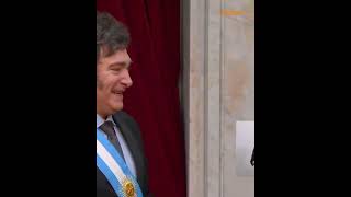 EL MOMENTO EN EL QUE ALBERTO FERNÁNDEZ LE PASÓ EL BASTÓN A JAVIER MILEI [upl. by Nerraw]