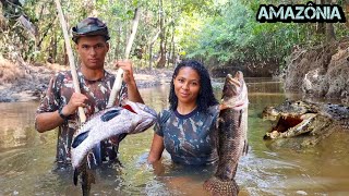 PESCA PRIMITIVA de ARPÃO e Peixe GRANDE no MEIO da FLORESTA AMAZÔNICA de cara com as FERAS PERIGOSAS [upl. by Ettevi]